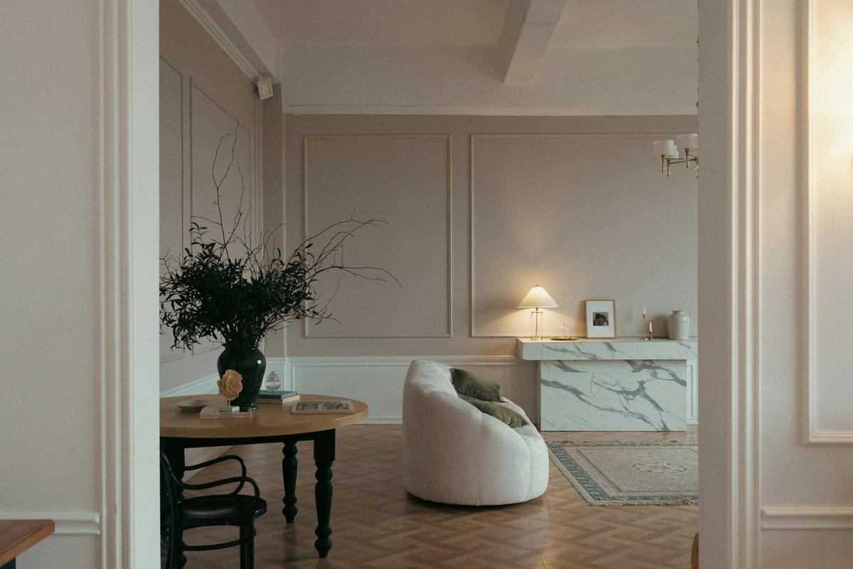 Salon rénové avec parquet en point de Hongrie et moulures