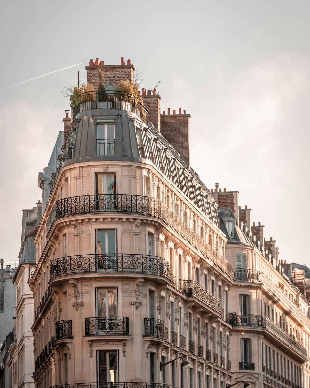 Immeuble haussmannien à Paris après ravalement