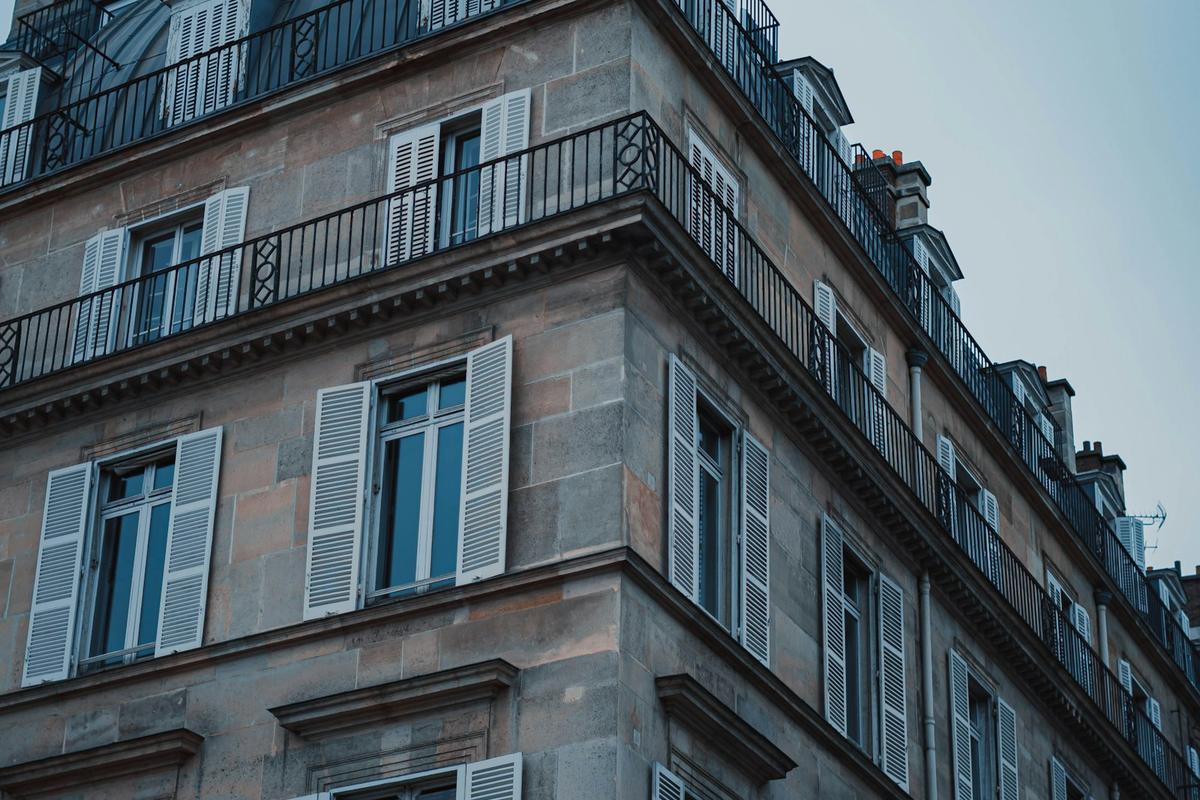 Façade haussmannienne avec balcons filants