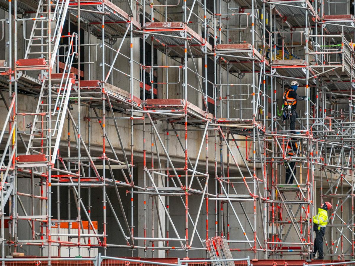 Façade d'immeuble sous échafaudage pendant un ravalement