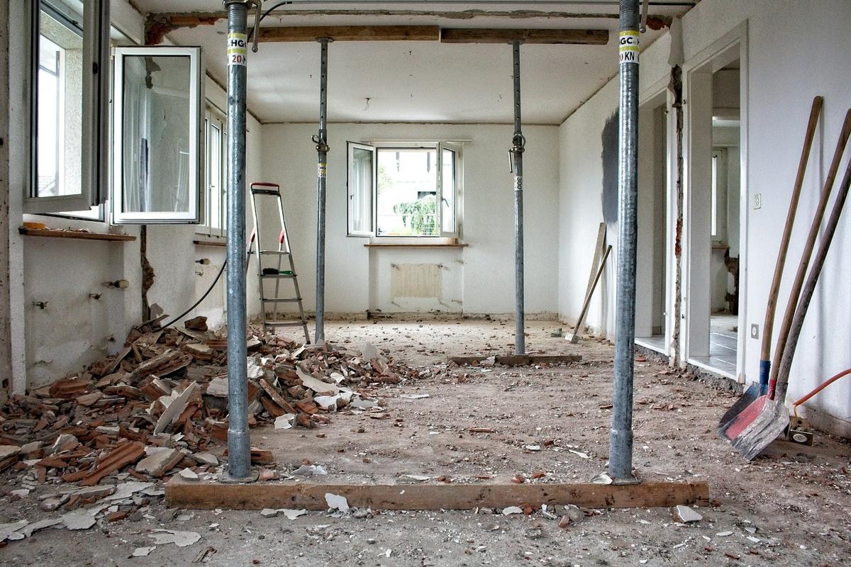 Pièce en cours de remise en état après sinistre